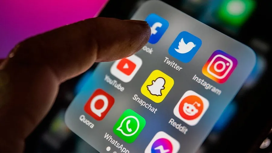 Imagem ilustrativa de dispositivos móveis com redes sociais.