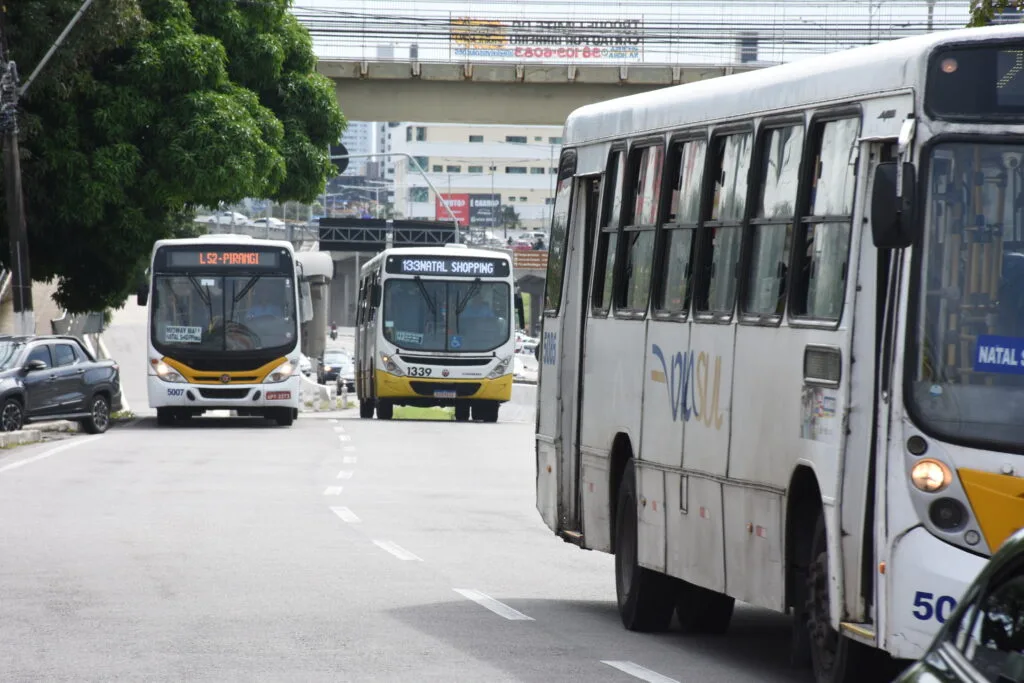 Ônibus circulando em via urbana de Natal