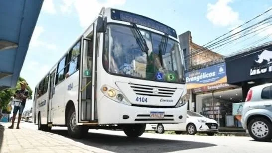 Ônibus circulando pelas ruas da cidade de Natal.