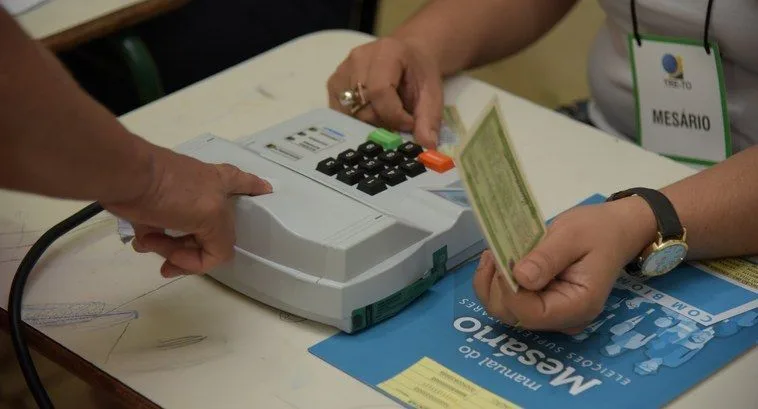 Smartphone exibindo o aplicativo E-título com informações sobre local de votação.