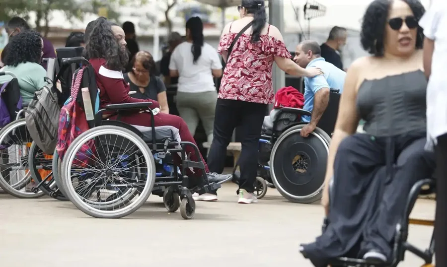 Eleitores utilizando o sistema de transporte especial do programa Seu Voto Importa.