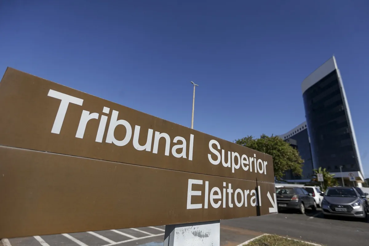 Logotipo do Tribunal Superior Eleitoral (TSE) exibido em ambiente oficial.