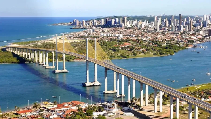 Vista da ponte Newton Navarro na cidade de Natal sob céu azul.