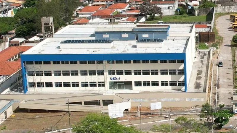 Fachada e vestígios da antiga Penitenciária João Chaves em Natal.