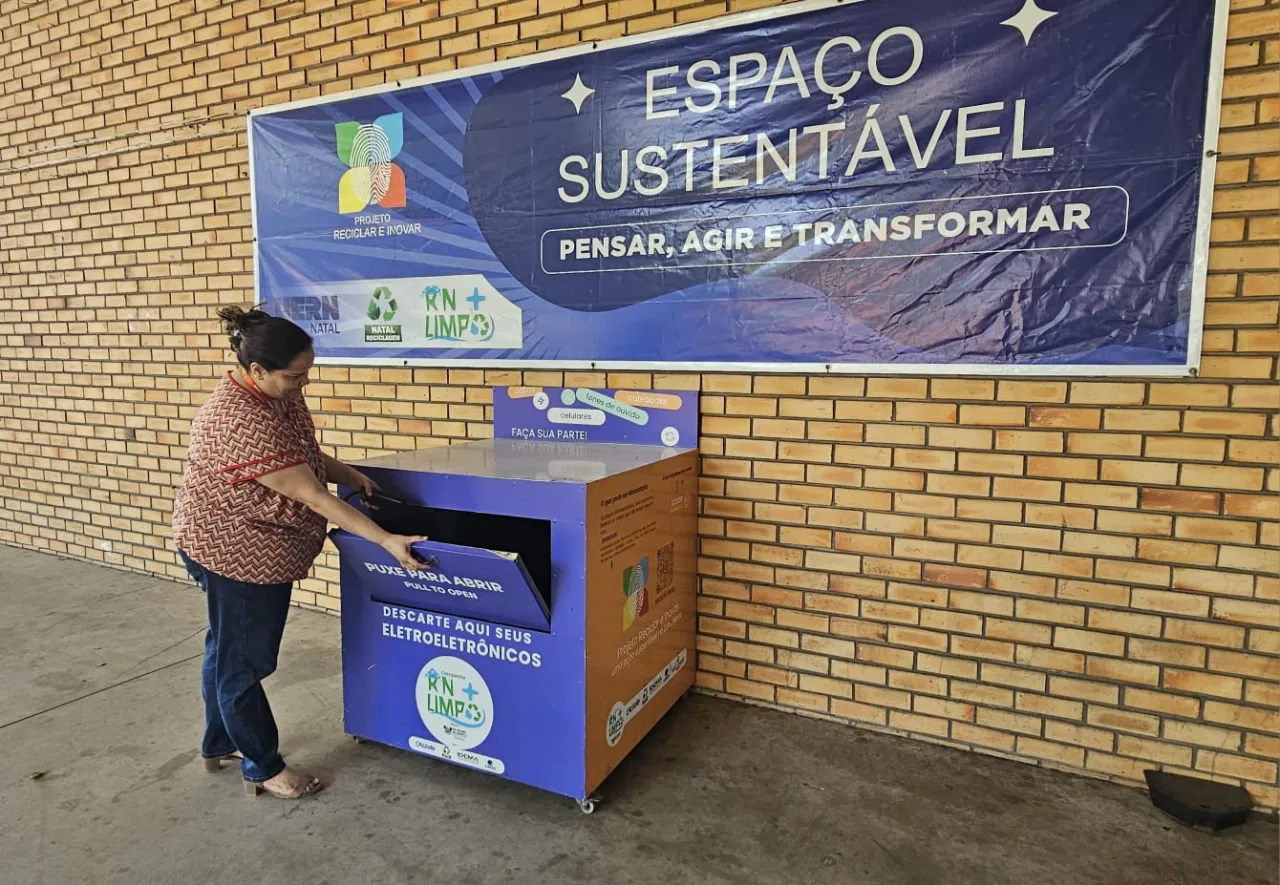 Equipamentos eletrônicos prontos para reciclagem no campus da Uern.