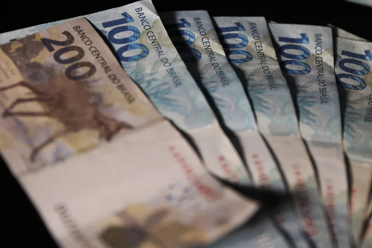Cédulas de Real representando a economia brasileira.