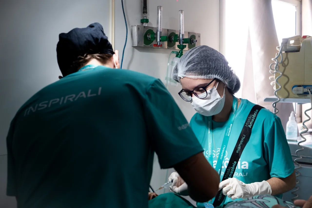 Fachada e ambiente acadêmico da Universidade Potiguar relacionada ao curso de Medicina.