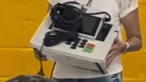 Urna eletrônica sendo substituída por equipe técnica do TRE-RN.