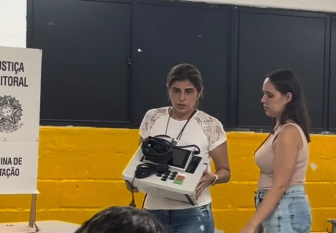 Urna eletrônica sendo substituída por técnicos em zona eleitoral de Parnamirim.