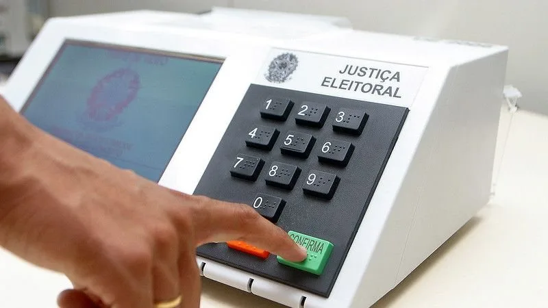 Urna eletrônica durante o processo de votação nas Eleições 2026.