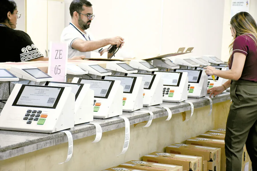 Urnas eletrônicas sendo utilizadas por eleitores no Rio Grande do Norte.