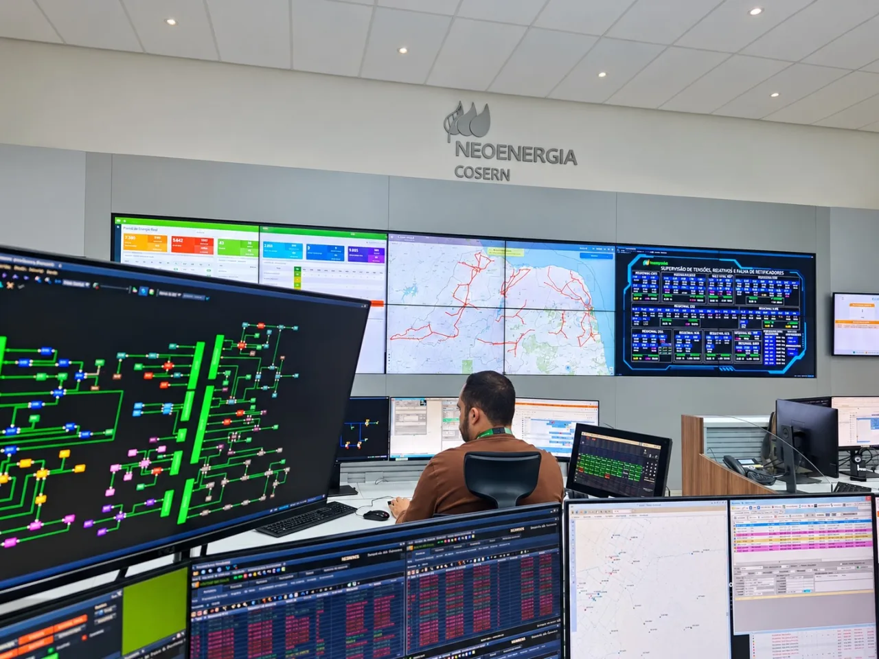 Equipe técnica da Neoenergia Cosern realizando inspeção de medidores de energia.