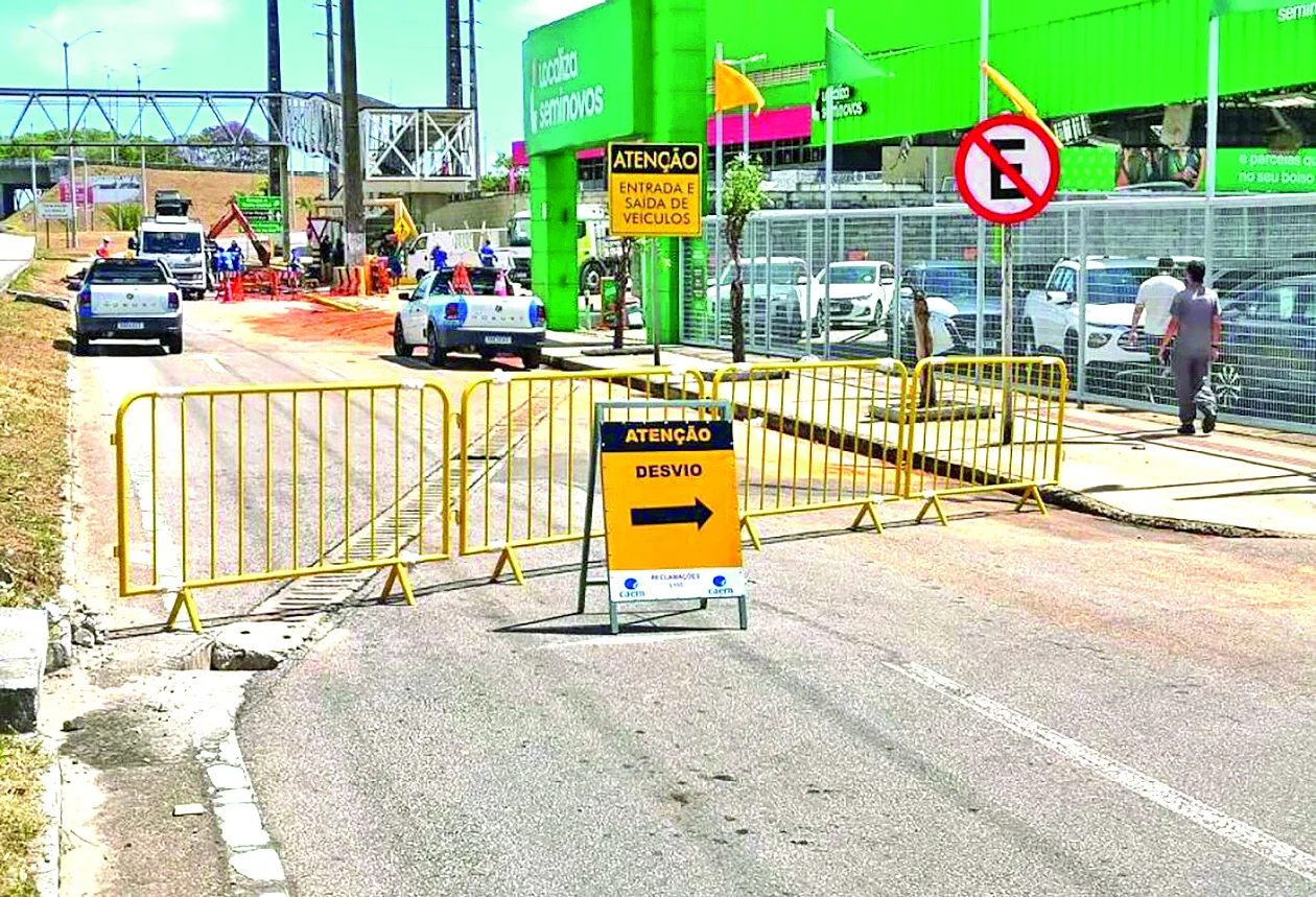 Equipes da Caern realizam reparo na marginal da BR-101 próximo ao Viaduto de Ponta Negra