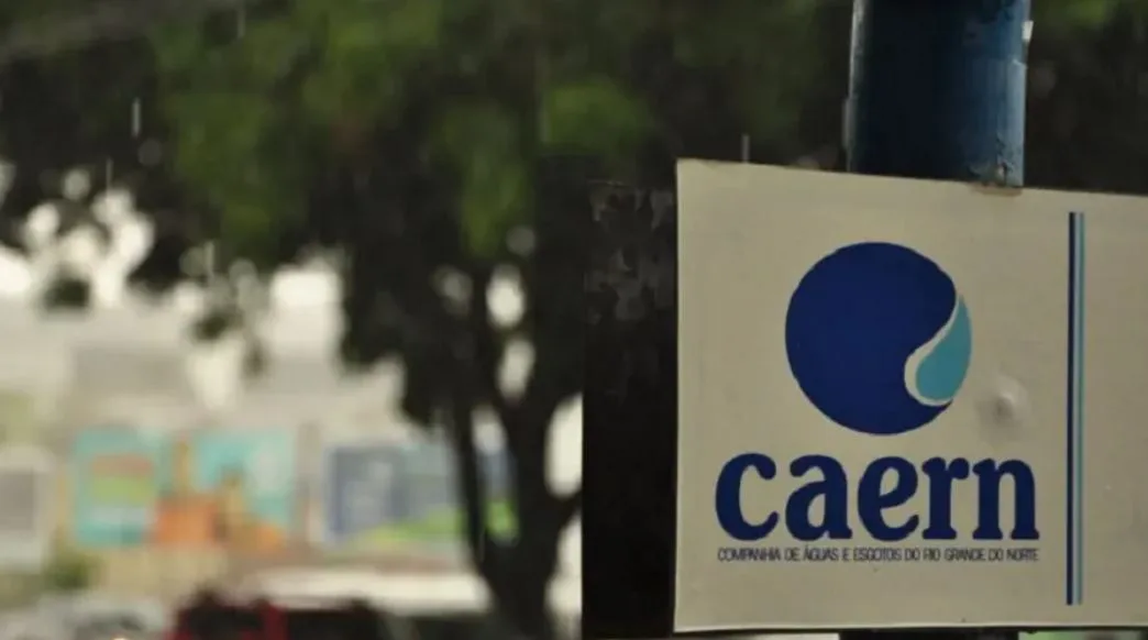 Placa com a marca da Caern, com árvores ao fundo