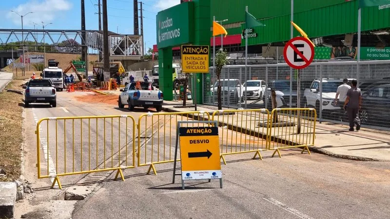 Equipes da Caern realizando reparos na via marginal da BR-101 em Natal.