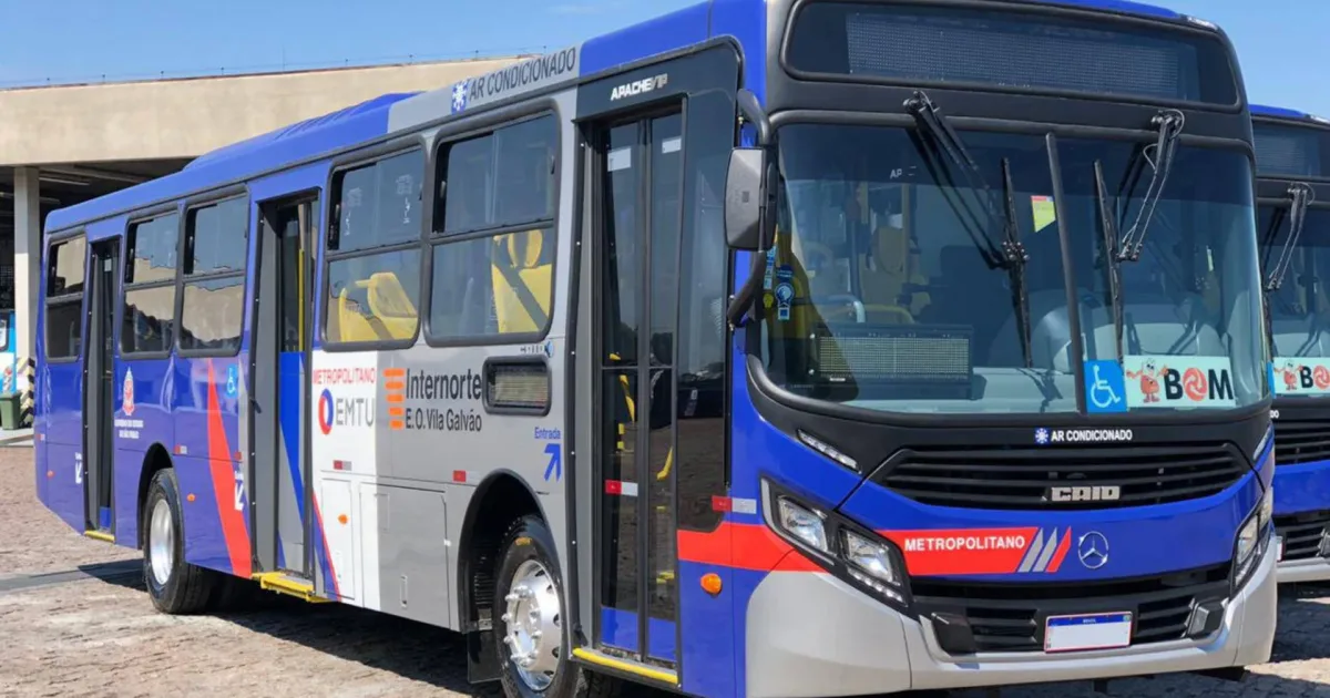 Ônibus e trens funcionando para transporte de eleitores durante o dia de votação.