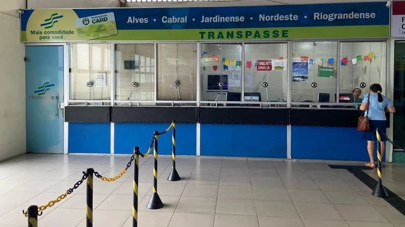 Bilhetes de passagem intermunicipal sendo emitidos em guichê da Transpasse.