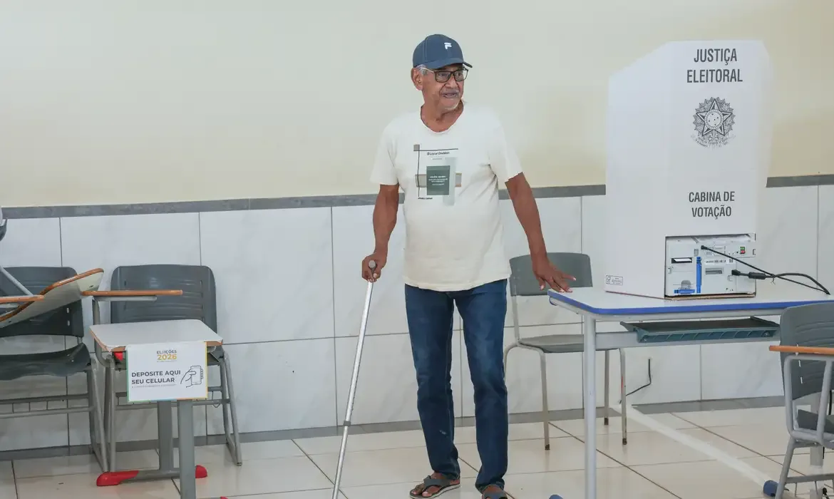 Urnas eletrônicas dispostas em seção eleitoral.