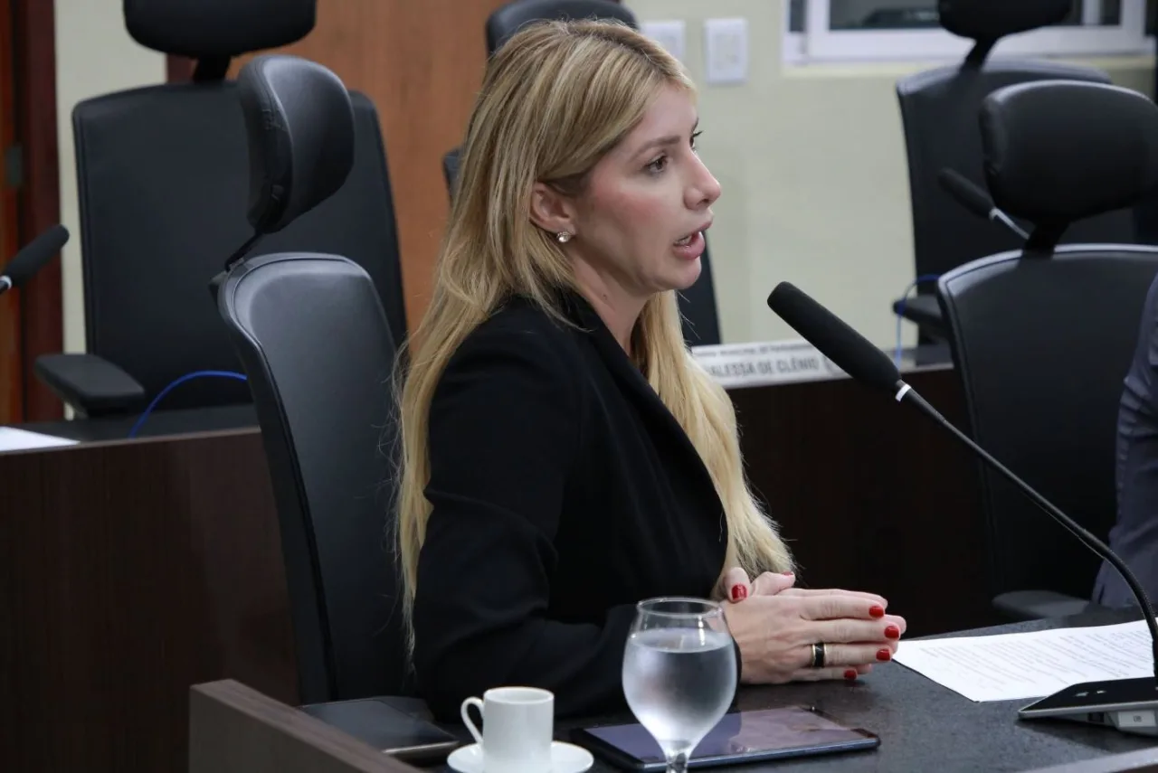 Vereadora Carol Pires durante atividade na Câmara Municipal de Parnamirim