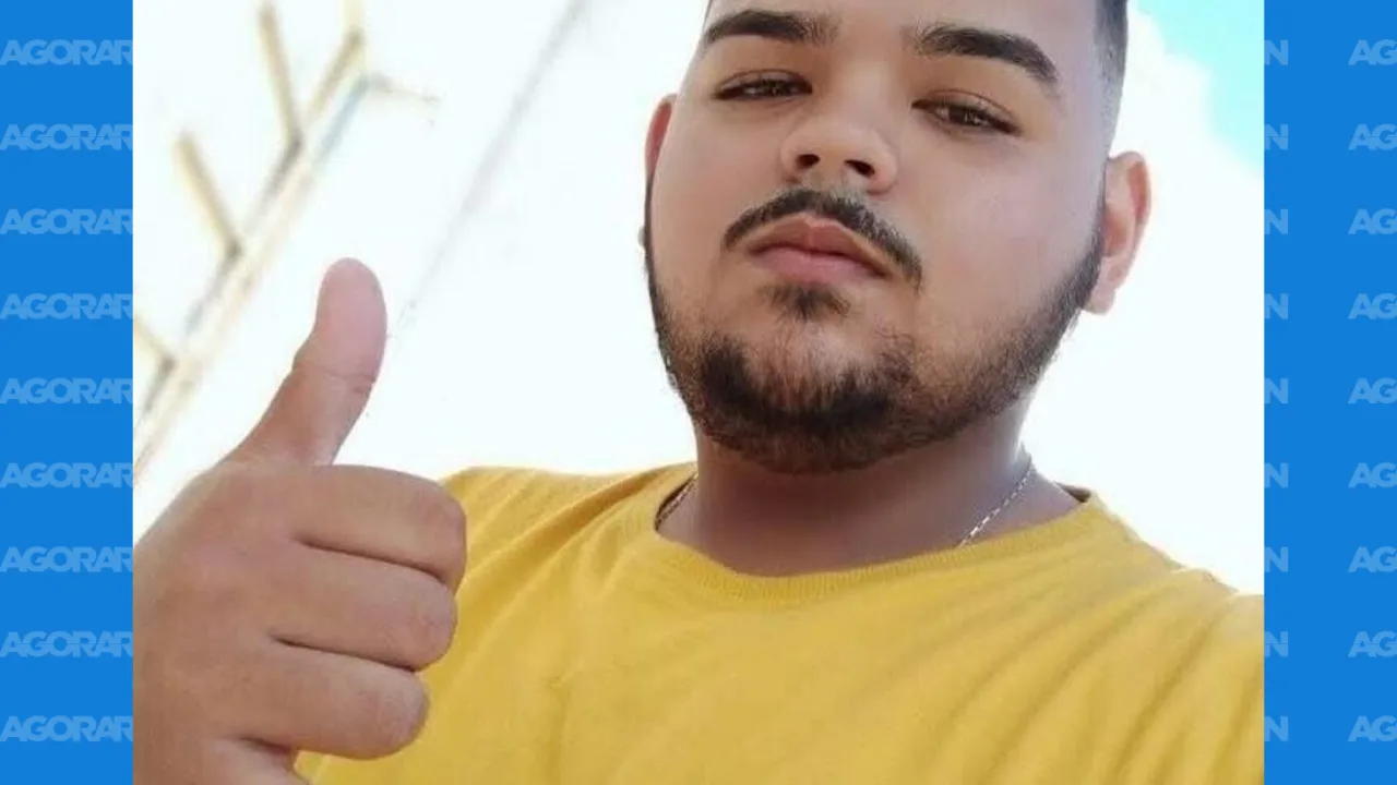 Fotografia de Rian Fillipe de França Martins, jovem de cabelo curto e barba, vestindo camiseta amarela.