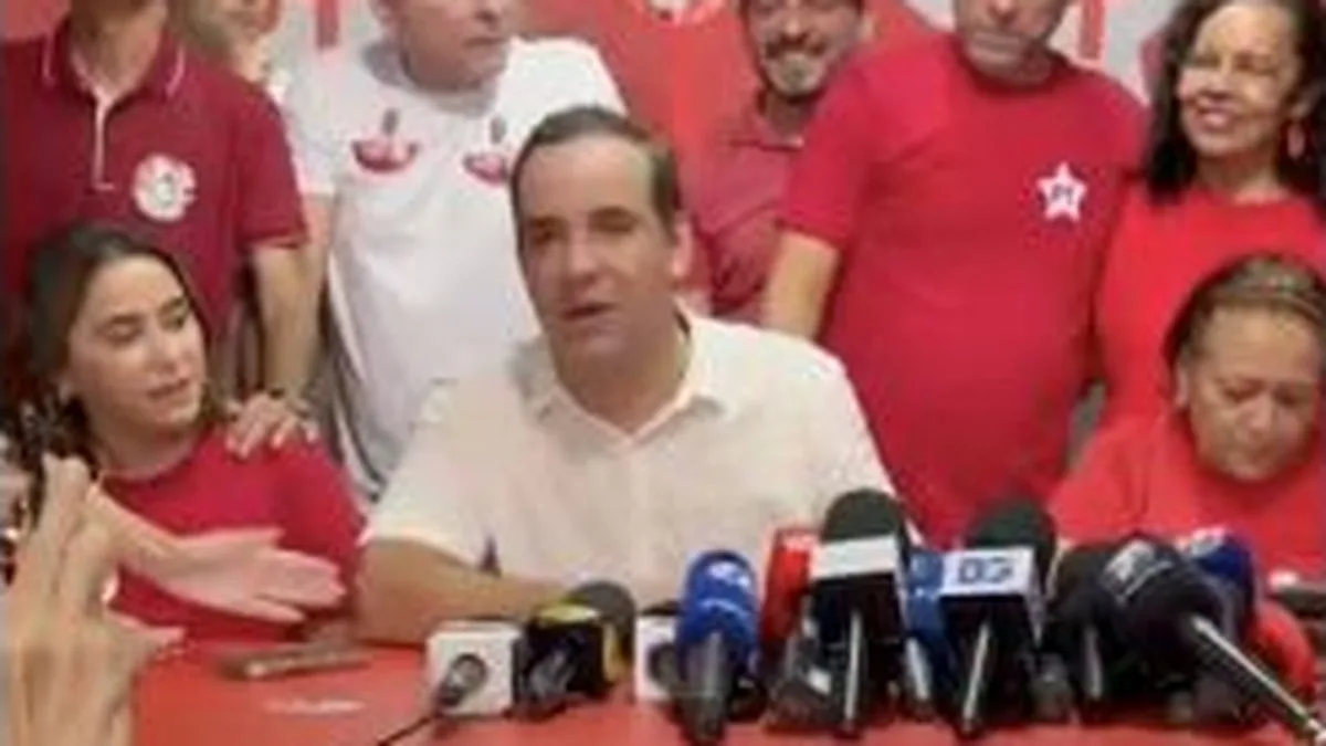 Cadu Xavier discursando após apuração dos votos