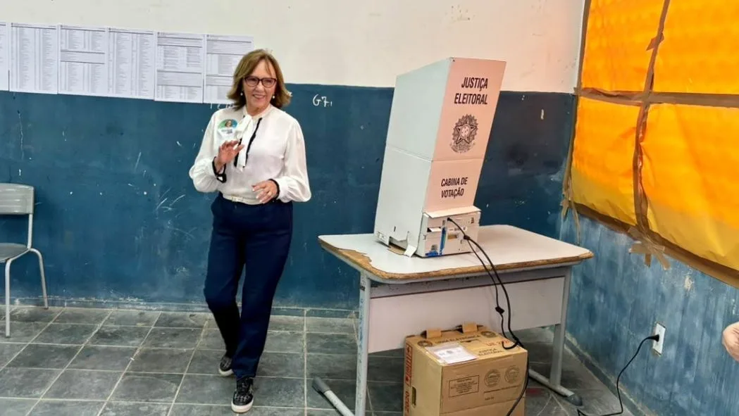 Zenaide Maia votando em seção eleitoral no bairro Jardim Lola