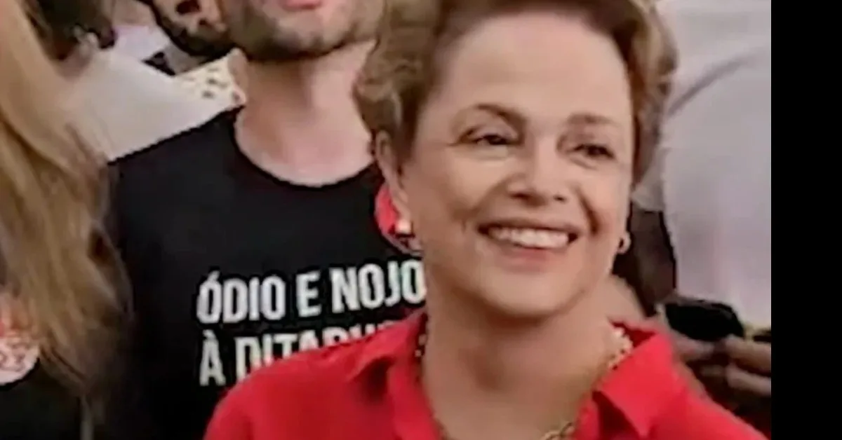 Dilma Rousseff é recebida com vaias ao chegar para votar