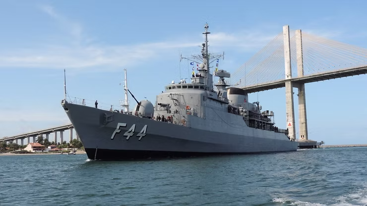 Militar da Marinha do Brasil em atividade técnica.